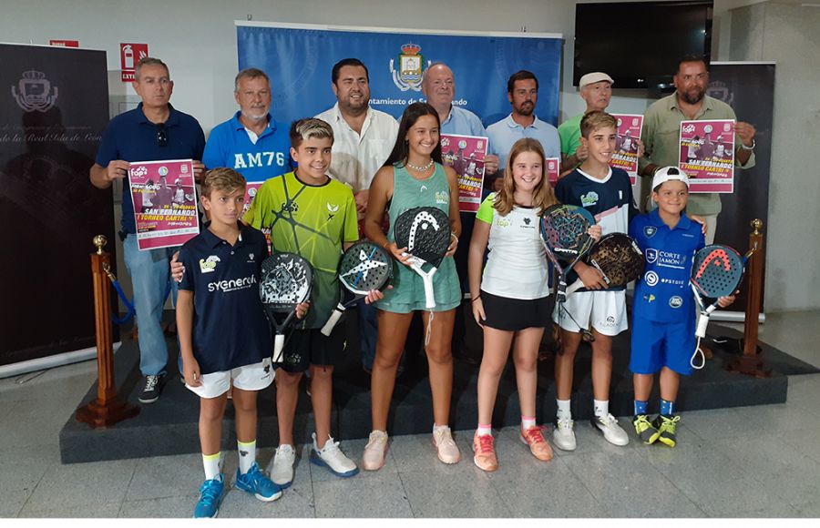 Arriba están José Taboada, Ignacio Rodríguez, Jaime Armario, Antonio Rojas, Adrián Sestelo, Ramón Vigara e Ismael García. Abajo aparecen los jugadores Ismael García, Iván del Águila, Julieta y Berta Alemán,  Alberto Lastortres y Marco Ajenjo. 