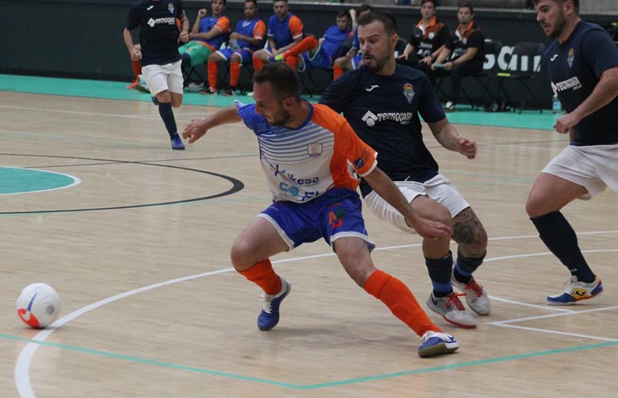 Israel Richarte intenta controlar el balón ante dos rivales. 