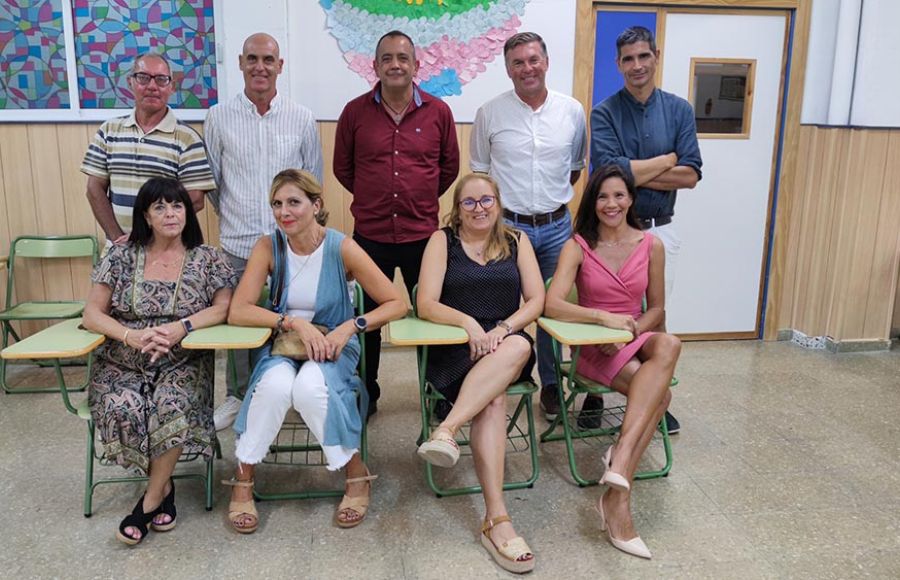 Alfonso Martín, de rojo en el centro, junto a su junta directiva. 