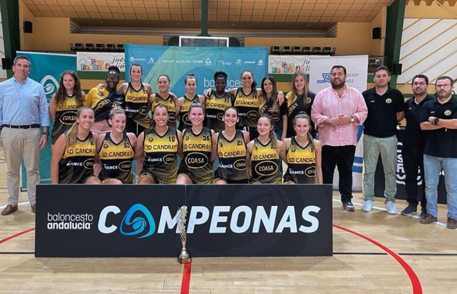 La SD Candray y sus técnicos posaron con el delegado provincial de la Federación Andaluza, Adolfo Magrañal y el diputado de Deportes Jaime Armario.