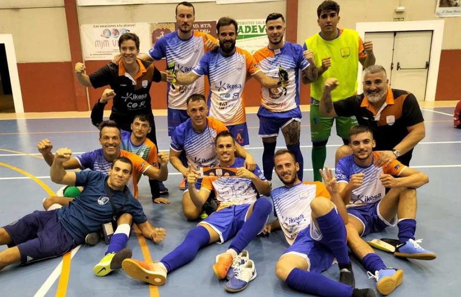 Los jugadores y técnicos del Isleño FS celebran el triunfo en Huelva. 