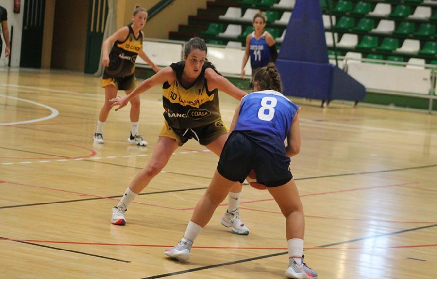 Paula Nolasco, que fue de largo la jugadora más destacada en la SD Candray, defiende a una jugadora rival.