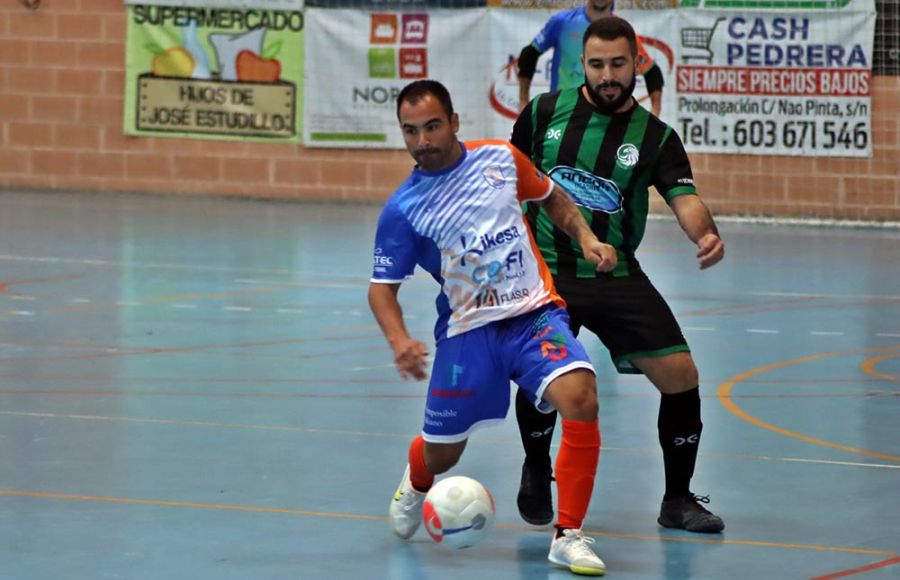 Tonono, del Isleño FS, controla el balón ante el acoso de un rival.