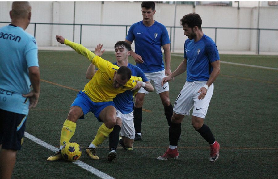 Marcos Herrera, en presencia de Pablo Rodríguez y Lolo Huertos, forcejea con el delantero isleño del Balón, Miguelón, 