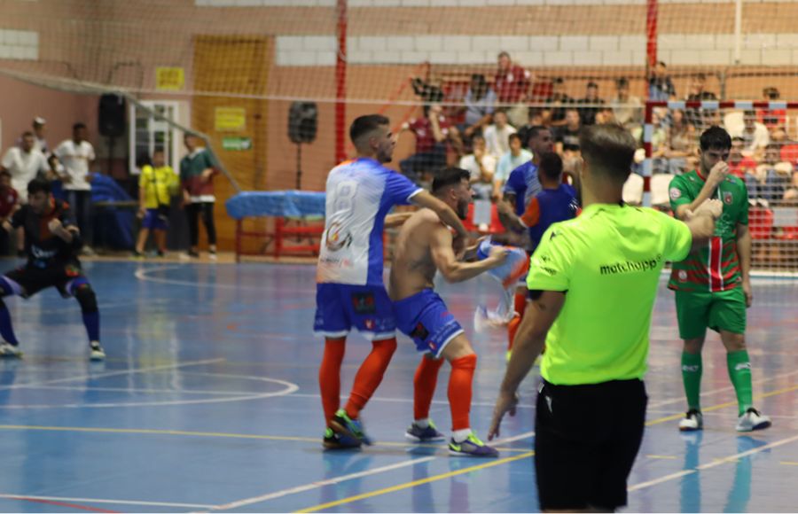 Bryan Belgrano celebra por todo lo alto el gol del triunfo del Isleño FS. 