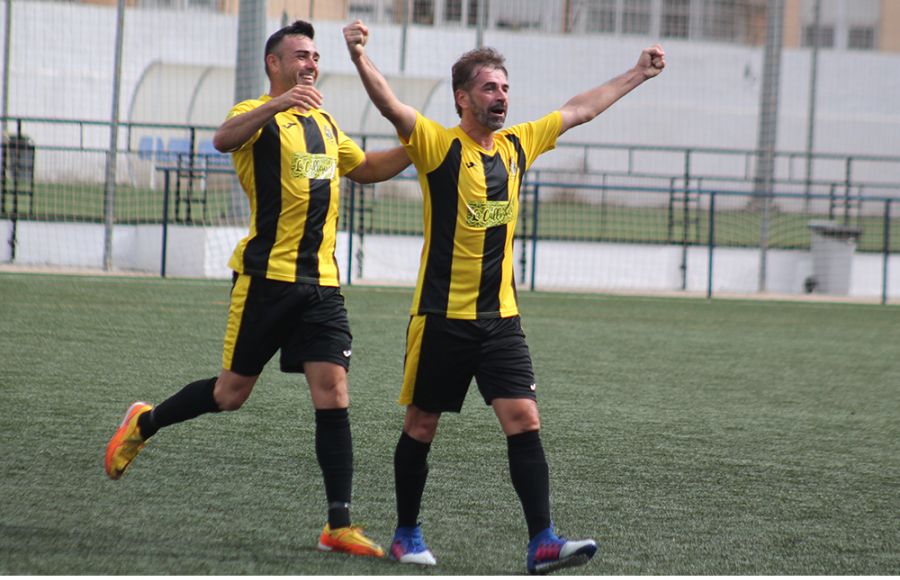 Javi Muñoz celebra su soberbio gol de falta al Trebujena.