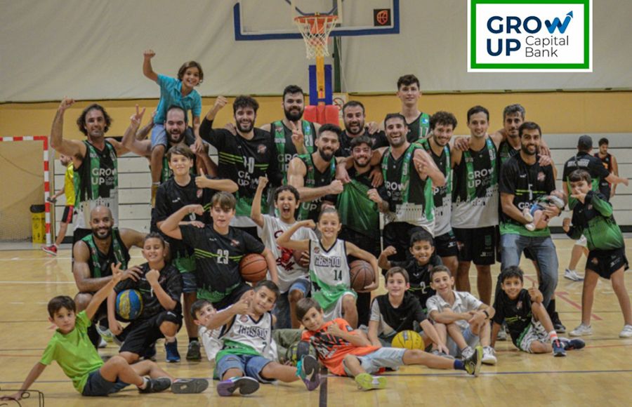 El Club Baloncesto San Fernando celebró el triunfo ante el Torta del Casar junto a jugadores de su Escuela. 