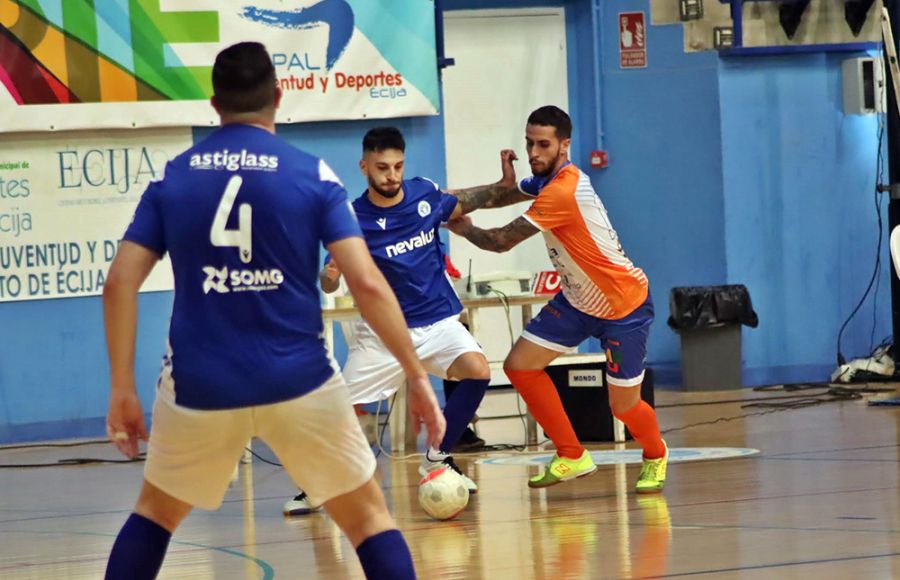 Manolito, del Isleño FS, presiona a un jugador del Écija en el partido del sábado. 