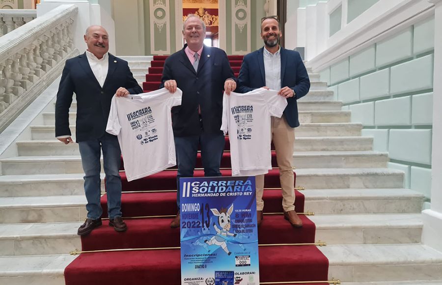 Rojas, Posada y el hermano mayor del Cristo Rey presentaron la carrera. 