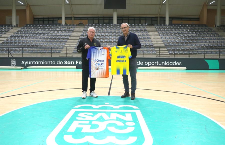 Los presidentes Antonio Louzado y Miguel Ángel Reyes, en el escenario del partido. 