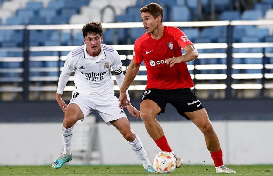 Jon Ceberio conduce el balón ante la mirada de Carlos Dotor. 