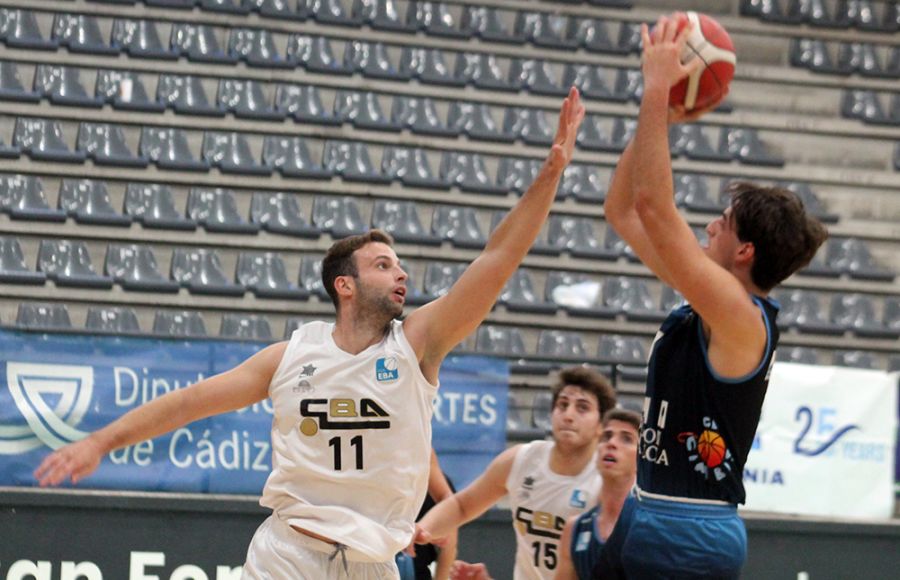 Carlos Goicoechea lanza ante Manuel Cardi. 