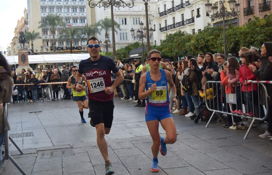 Tamara Pérez Mera en la recta final de la Media Maratón de Córdoba y que contó con numeroso público. 