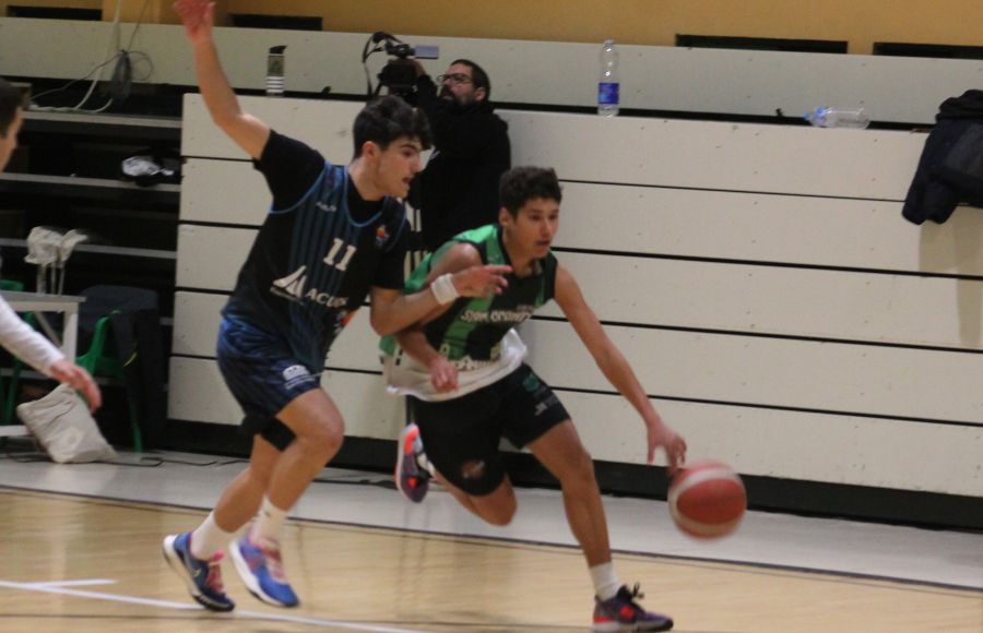 Dani Martin, base del CB San Fernando, es defendido por Juan Polo, del Cimbis, durante el derbi junior jugado en El Parque.