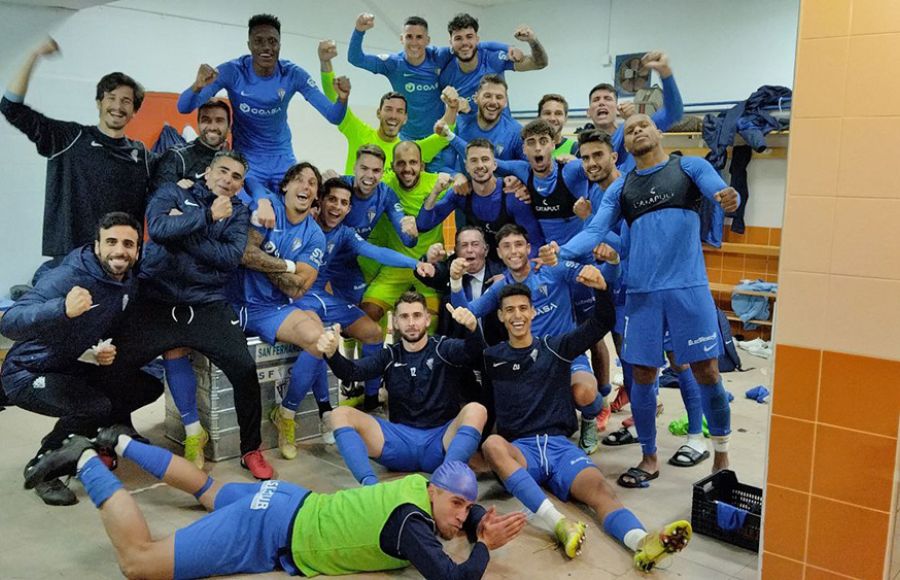 La alegría de los jugadores azulinos tras el partido. 