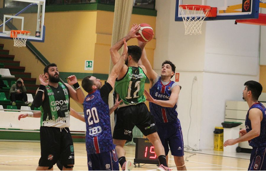 Josu Remesal (22 puntos, 6 rebotes, 4 asistencias, 7 faltas recibidas y 30 de valoración) fue imparable para la defensa sevillana.