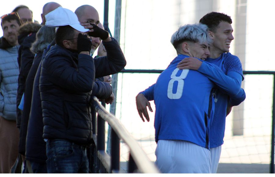 Antonio Lacida, ante la mirada de su padre, celebra su golazo del 2-1 del filial con su primo Rubén Richarte. 