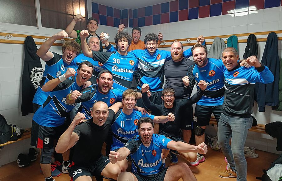 El BM San Fernando celebró el gran triunfo en Dos Hermanas. 