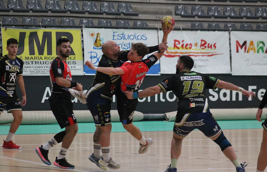 Álvaro Braojos lanza ante la dura oposición de un jugador cordobés. 