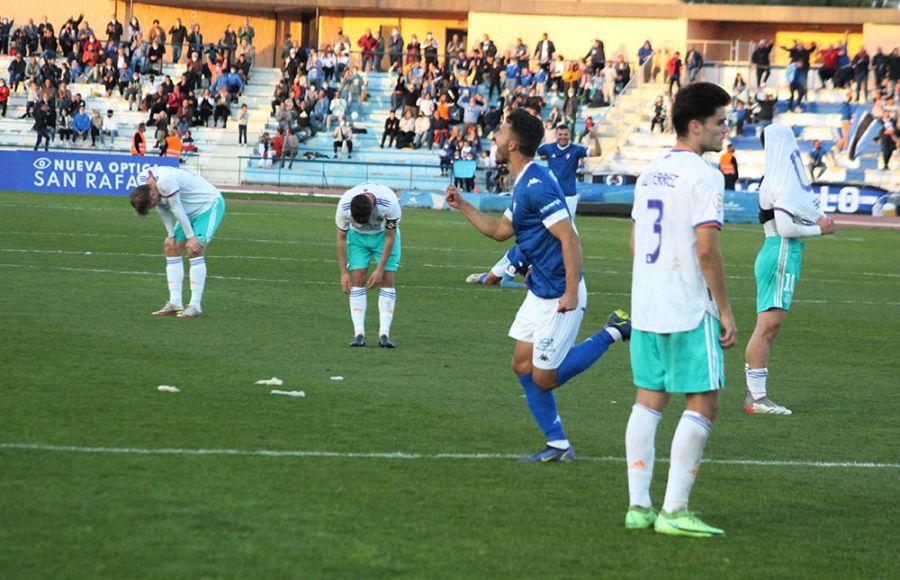 Luis Ruiz festeja, hace justo un año, el 3-1 del San Fernando CD ante la decepción de los jugadores del Castilla. 