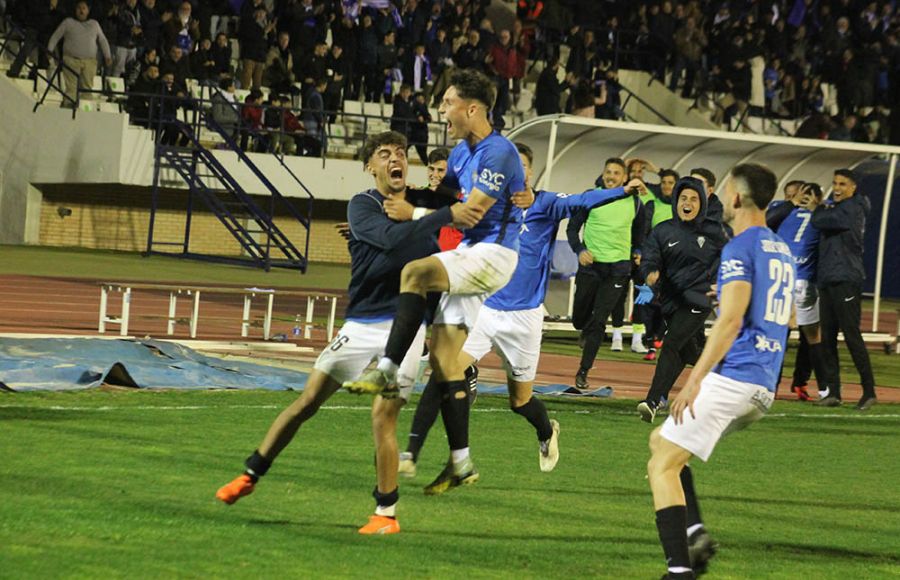 Lanchi Cabrera celebra su golazo de chilena con Gabri Martínez. 