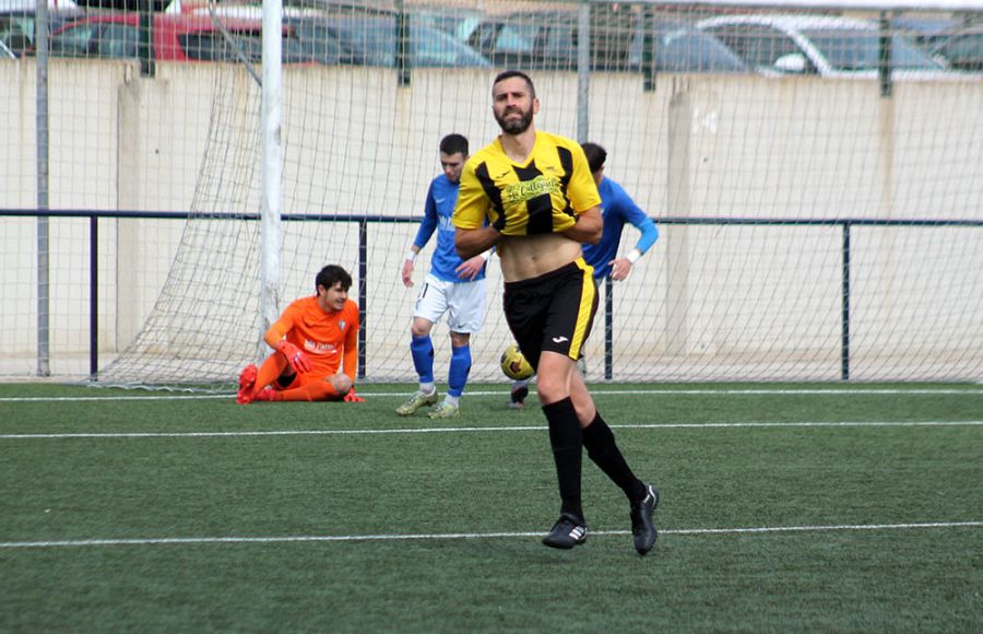 El central del GE Bazán Alberto Lagostena celebra su gol de penalti ante la decepción del meta azulino Óscar Sánchez. 