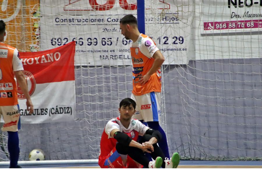 La decepción del meta Dani Ares tras encajar uno de los goles. 