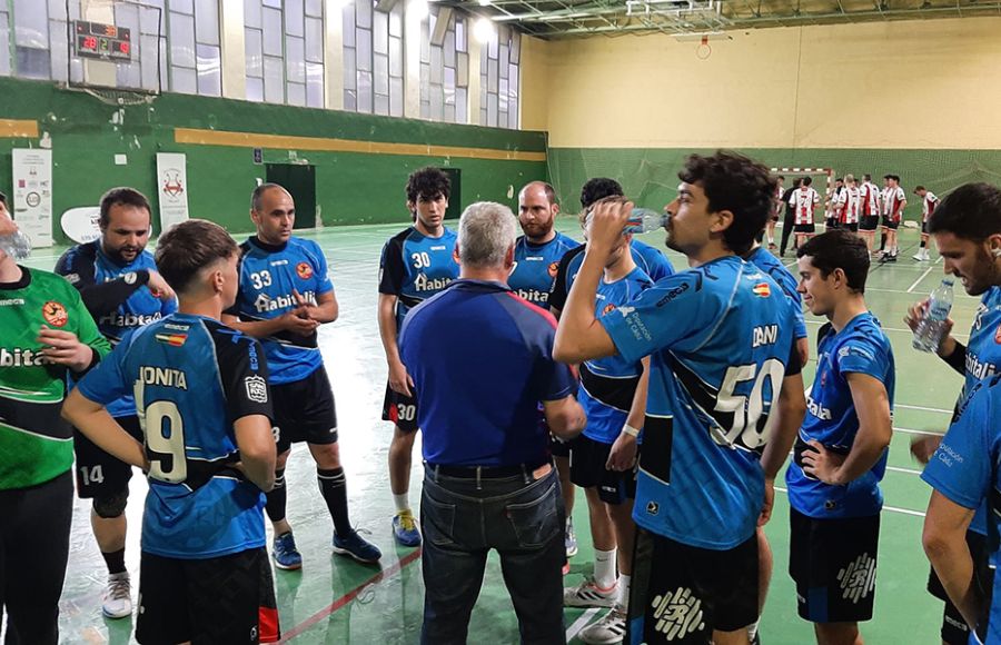 Jorge Navarrete instruye a sus jugadores durante el partido en Málaga. 
