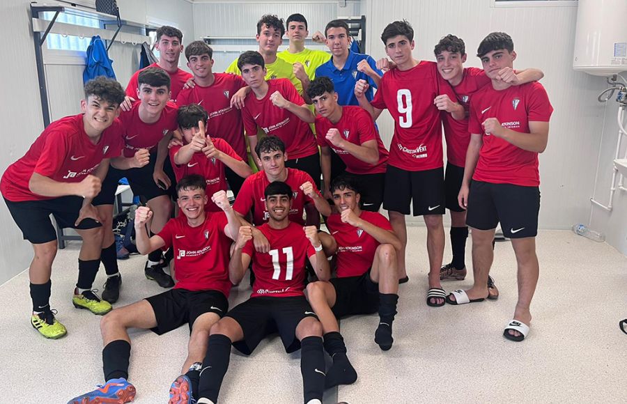 El juvenil A de la Escuela Bahía celebra el triunfo en Puerto Real que le mantiene líder. 