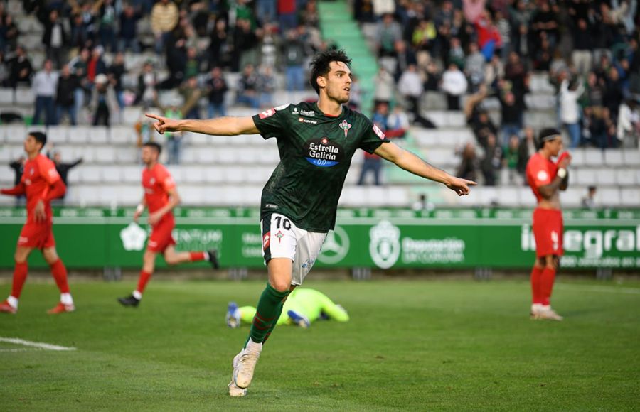 La alegría de Manel Martínez tras marcar el 2-1 del Racing de Ferrol contrasta con la decepción de José Perales y Manu Farrando. 