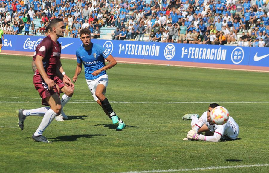 Gabri observa como el balón va camino de convertirse en el 2-0.
