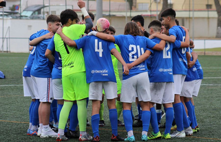 Los jugadores del cadete A del San Fernando CD celebran el triunfo ante el líder Atlético Sanluqueño el sábado en Sacramento. 