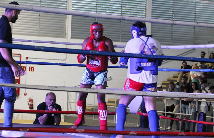 Antonio Heredia, a la izquierda, ganó su combate claramente. 