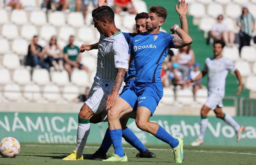 David Ramos intenta impedir la progresión de Willy Ledesma. 