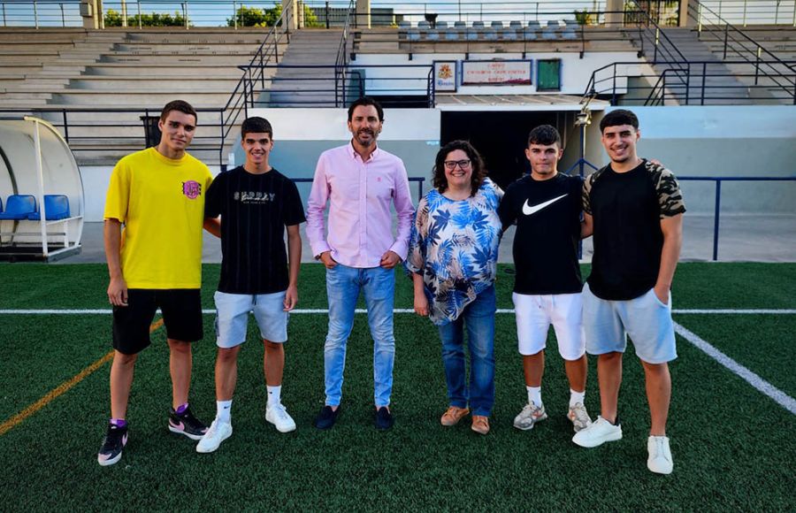 Álex Granado, Jota, Zeki y Bugui, con Keko Rosano y la vicepresidenta del GE Bazán María del Mar Foncubierta. 