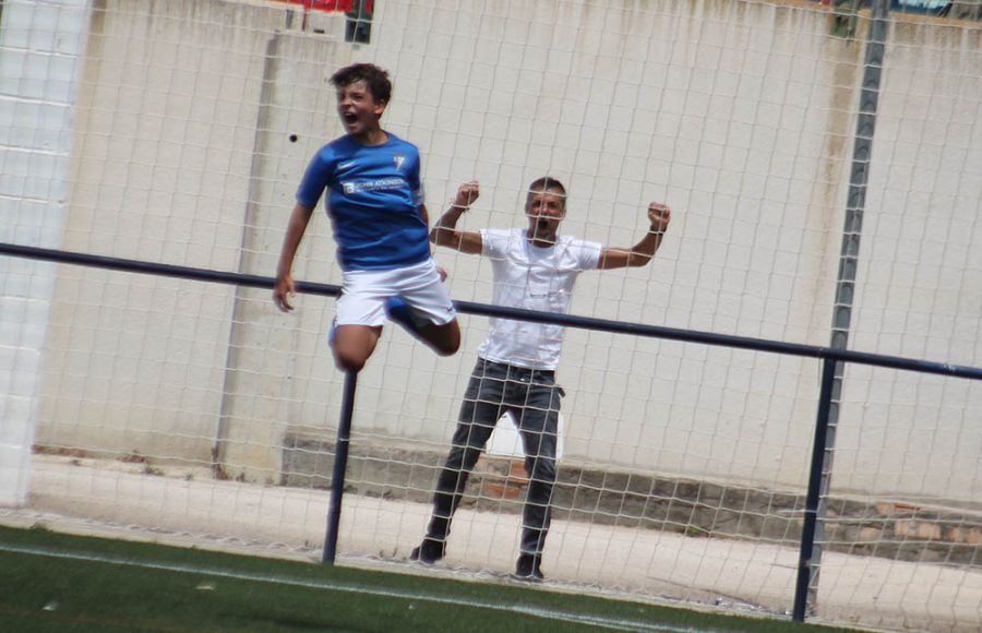 Alberto Coronil (y un aficionado) celebra el 3-1 que le daba al alevín A del San Fernando CD la permanencia en la Primera Andaluza. 