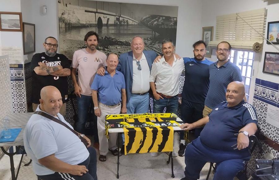 De pie, Julio Cordero, Keko Rosano, Antonio Rojas, Mangano, Carlos Franzón y Jesús Bernal junto al vicepresidente del GE Bazán. Y delante los hermanos Gil. 