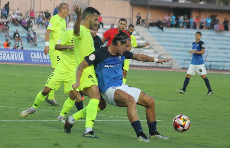 Dani Aquino, el mejor azulino, cubre el balón ante un rival. 