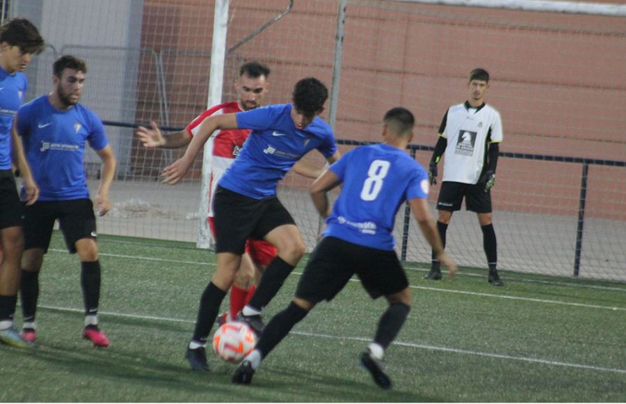Pepe Sánchez, del San Fernando CD 'B', despeja un balón en presencia de sus compañeros Pablo Aldecoa, Óscar Baldomero y Kevin Lamela y de los jugadores del GE Bazán Roberto Viciana y el meta Dani García.