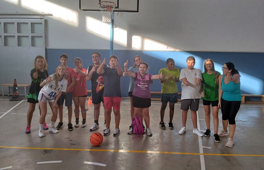Los participantes y el staff técnico de la iniciativa Basket sin límites.