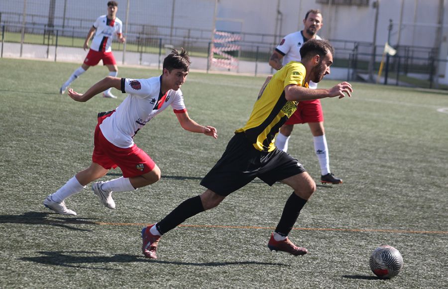 Roberto Viciana, que recortó distancias para el GE Bazán al final, se marcha de un rival.