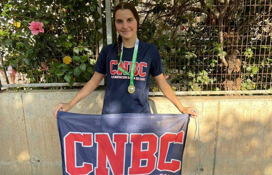 Diana Pavón Soto, con la bandera del CN Bahía de Cádiz. 