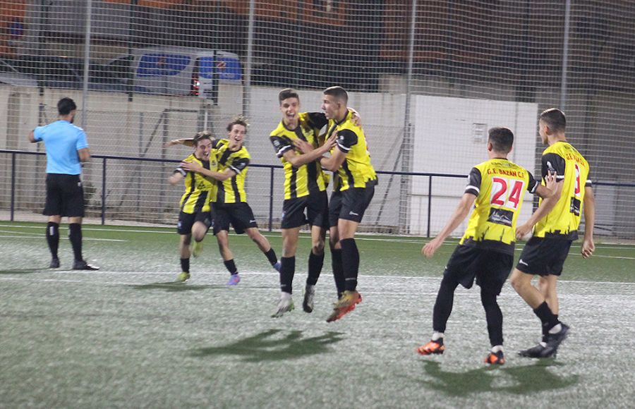 Jota, en el centro, es felicitado por Guille Oliva tras marcar el golazo del 3-1 y ante la alegría de Álex Collantes, Willy Garrido, Álex Montesinos y Álex Granado. 