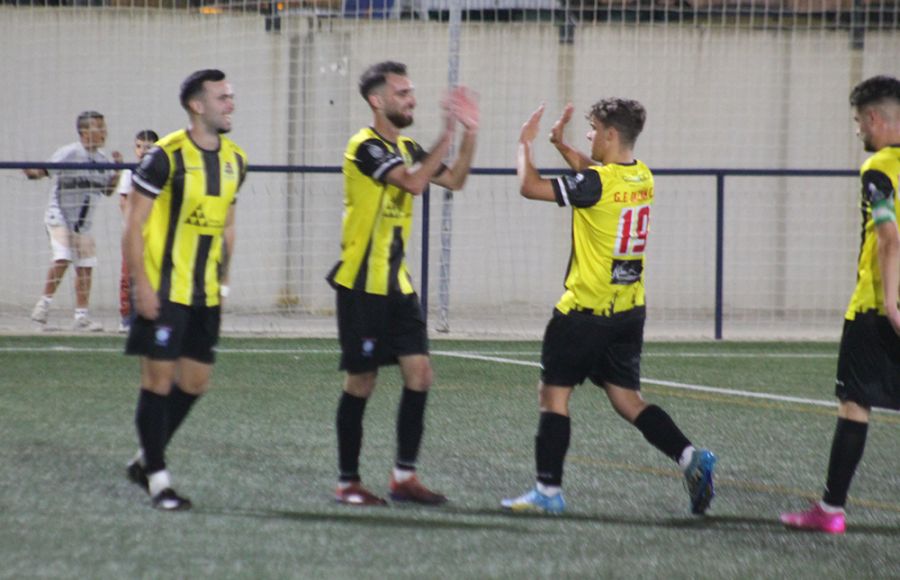 Roberto Viciana, con barba, es felicitado por Jacobo tras el 2-1. 