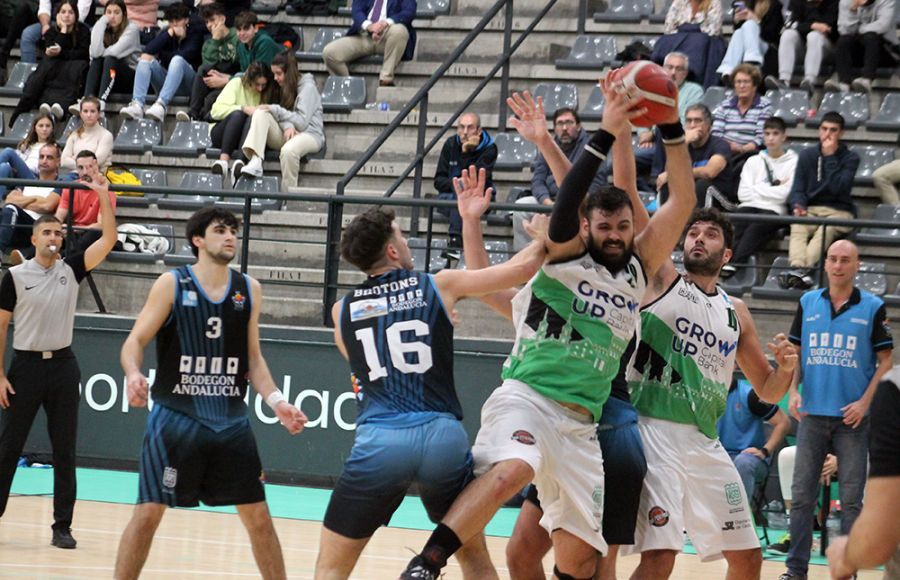 Pepe Ruiz, del CB San Fernando, es defendido por su ahora compañero Pedro Brotons, en uno de los derbies de la pasada temporada.