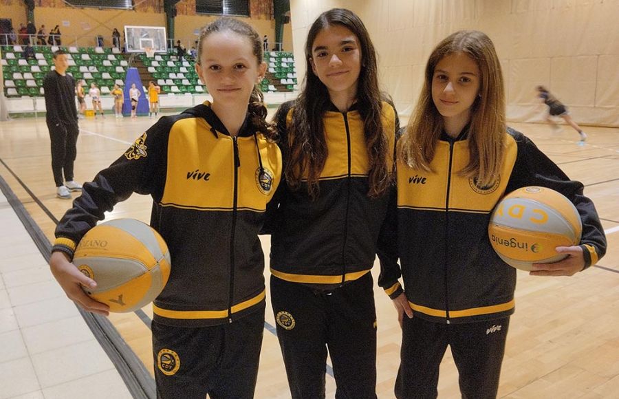 Ana Pardal, Julia Patiño y Victoria Arana disputan el Andaluz Mini. 