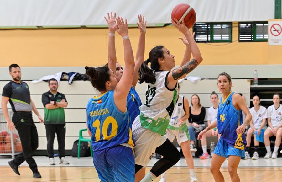 Beatriz Cala supera la defensa de dos rivales. 