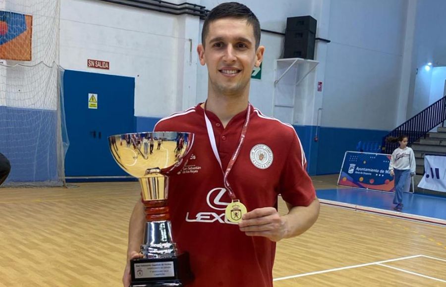 Juan Muñoz Lechuga, con la copa de campeón de España en Málaga. 