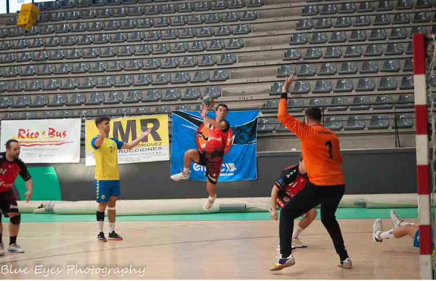 El BM San Fernando tiró por la borda su buen trabajo en la recta final. 