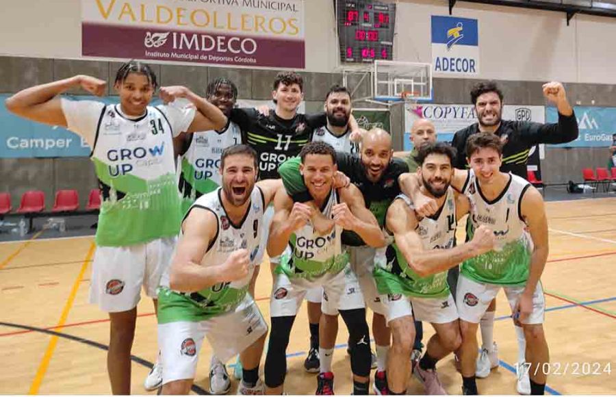 Los jugadores y el entrenador del CB San Fernando Ángel Carmona celebran el gran triunfo. 